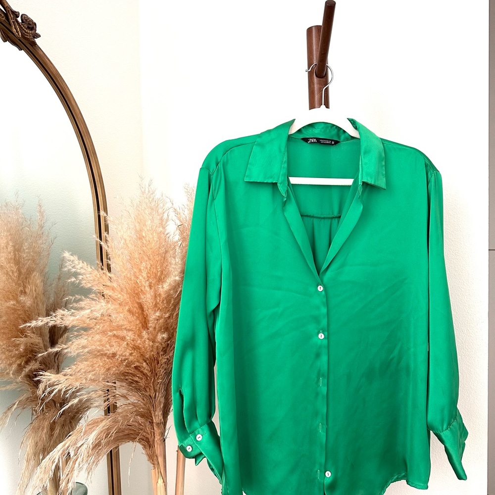EUC. ZARA SATIN BLOUSE. EMERALD GREEN size M